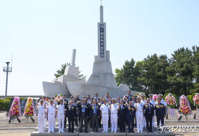 15일 평택시 해군 제2함대사령부 제1연평해전 전승기념비에서 열린 '제1연평해전 승전 27주년 기념식'에서 해군 2함대사령관 이재섭 소장과 서영길 제1연평해전 작전사령관 등이 기념촬영을 하고 있다. 홍기웅기자