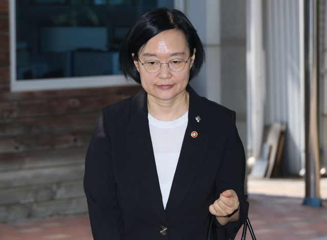 한성숙 국무총리 후보자가 12일 서울 종로구 통의동 금융감독연수원에 마련된 인사청문회 준비 사무실로 출근하고 있다. 연합뉴스