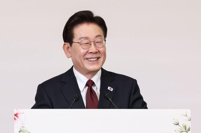 이재명 대통령이 15일(현지시간) 로마 한 호텔에서 열린 동포 간담회에서 격려사를 하고 있다. 연합뉴스