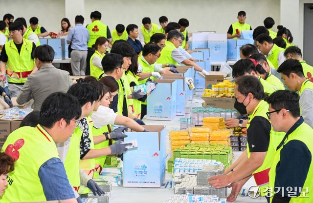 15일 오후 경기도인재개발원 실내체육관에서 열린 사랑의열매 연중 모금 캠페인 '2026 희망여름 착!착!착! 나눔캠페인' 출범식에서 봉사단원들이 여름나기 키트를 제작하고 있다.