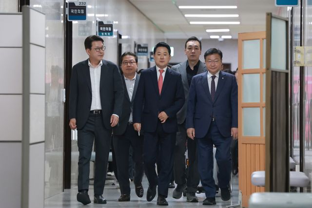 국민의힘 장동혁 대표, 정점식 원내대표 등 지도부가 15일 국회에서 열린 긴급 최고위원회의에 참석하고 있다. 연합뉴스
