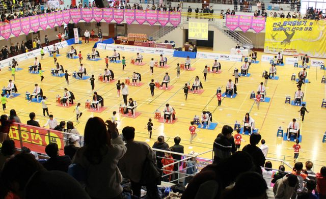 한국음악줄넘기협회와 세계태권줄넘기협회가 주최한 대회에 참가한 선수들이 경기를 펼치고 있다. 한국음악줄넘기협회 제공