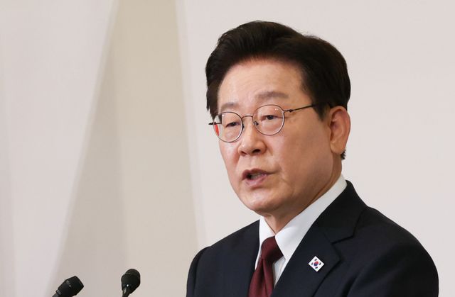 이재명 대통령이 15일(현지시간) 이탈리아 로마 한 호텔에서 열린 동포 간담회에서 격려사를 하고 있다. 연합뉴스