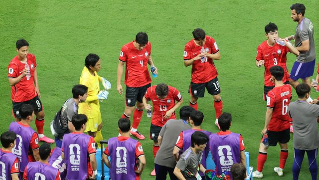 12일(한국시간) 진행된 월드컵 경기에서 수분 보충 휴식시간을 가지는 대한민국 국가대표 선수들. 연합뉴스