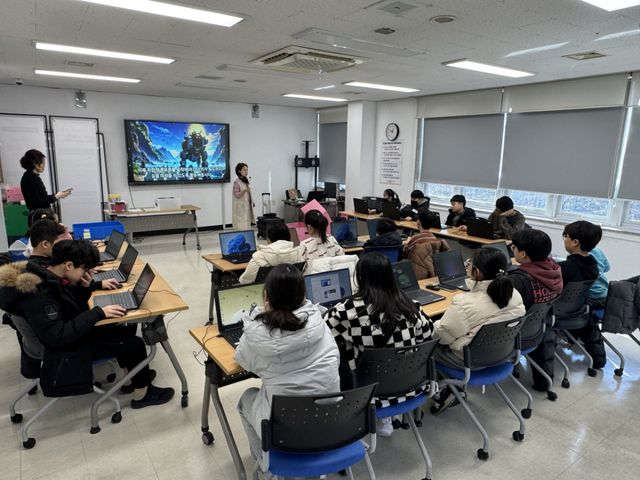 계양구립도서관 상반기 코딩 특화사업의 하나로 작전도서관에서 학생들이 AI 독도 전문가의 강치 프로젝트 수업에 참여하고 있다. 계양구청 제공