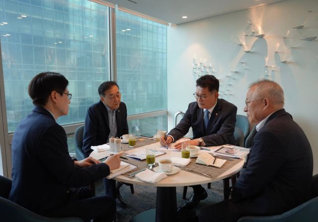 16일 송영길 국회의원이 국토교통부 관계자들과 만나 제2경인선 추진 등 인천 주요 현안을 살펴보고 있다. 송영길 의원 SNS 갈무리