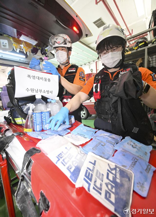3일 오전 수원특례시 권선구 수원남부소방서 권선119안전센터에서 구급대원 정성혁 소방교, 장준서 소방사가 폭염 대비 물품을 점검하고 있다. 홍기웅기자