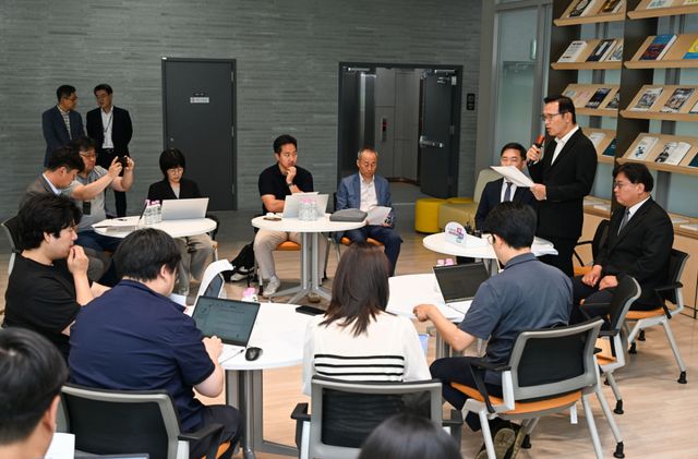 임태희 경기도교육감이 16일 오전 경기도교육청에서 '6·3 선거 관련 의혹 진상규명을 위한 요구' 기자간담회를 열고 중앙선거관리위원회에 선거 소청을 제기하기로 했다고 밝히고 있다. 윤원규기자