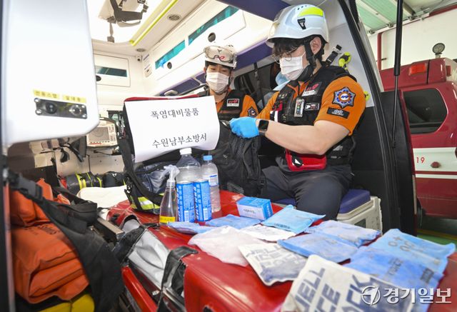 3일 오전 수원특례시 권선구 수원남부소방서 권선119안전센터에서 구급대원 정성혁 소방교, 장준서 소방사가 폭염 대비 물품을 점검하고 있다. 홍기웅기자