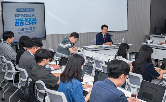 안민석 경기도교육감 당선인이 16일 오전 경기도교육청 조원청사에서 열린 '경기도교육청 출입기자단 공동인터뷰'에서 발언하고 있다. 윤원규기자