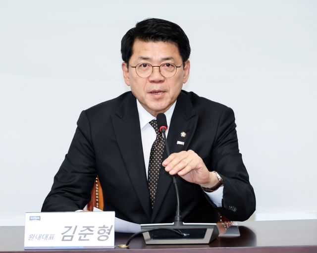 16일 국회에서 열린 조국혁신당 의원총회에서 3기 원내대표 선거에 단독 입후보해 의원 12명의 만장일치로 당선된 김준형 신임 원내대표가 당선 소감을 밝히고 있다. 연합뉴스