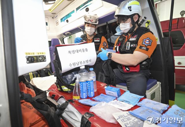 3일 오전 수원특례시 권선구 수원남부소방서 권선119안전센터에서 구급대원 정성혁 소방교, 장준서 소방사가 폭염 대비 물품을 점검하고 있다. 홍기웅기자