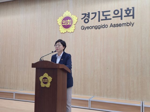 박옥분 경기도의원이 16일 도의회 브리핑룸에서 남종섭 의원을 12대 전반기 의장으로 지지하겠다며 의장 선거 불출마를 선언하고 있다. 김경희기자