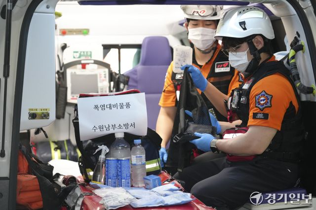 3일 오전 수원특례시 권선구 수원남부소방서 권선119안전센터에서 구급대원 정성혁 소방교, 장준서 소방사가 폭염 대비 물품을 점검하고 있다. 홍기웅기자