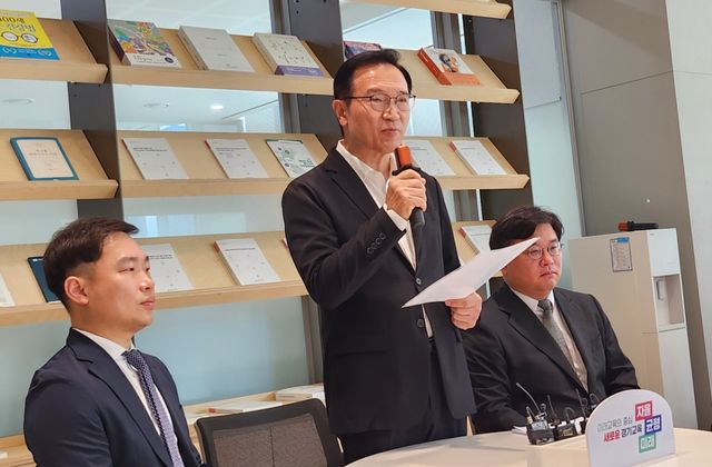 임태희 경기도교육감이 변호사들과 기자회견에서 입장을 표명하고 있다. 박화선기자