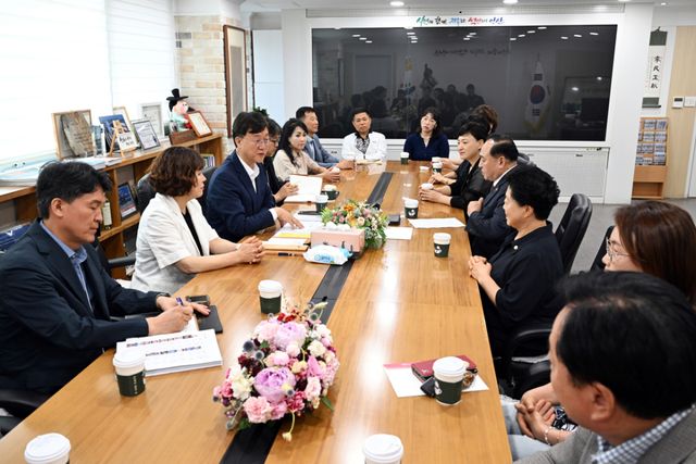 안산시 15일 소상공인연합회와 간담회를 열고 민생경제 회복 방안을 논의했다. 안산시 제공