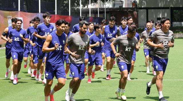 2026 북중미 월드컵 멕시코와 2차전을 앞둔 한국 축구 국가대표팀 선수들이 16일(한국 시간) 멕시코 과달라하라 인근 사포판의 치바스 베르데 바예에서 훈련하고 있다. 연합뉴스