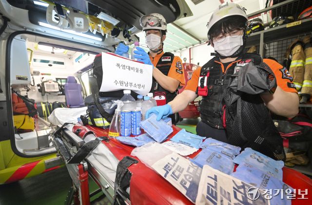 3일 오전 수원특례시 권선구 수원남부소방서 권선119안전센터에서 구급대원 정성혁 소방교, 장준서 소방사가 폭염 대비 물품을 점검하고 있다. 홍기웅기자