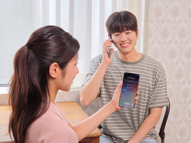 삼성전자 모델이 갤럭시 AI 기반 ‘통화 스크리닝’ 기능을 사용해 모르는 번호로 걸려온 전화의 발신자 정보와 용건을 확인하는 모습. 삼성전자 제공