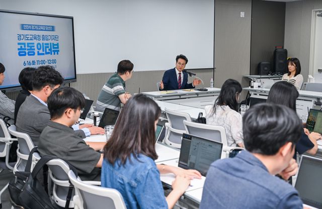 안민석 경기도교육감 당선인이 16일 오전 경기도교육청 조원청사에서 열린 '경기도교육청 출입기자단 공동인터뷰'에서 발언하고 있다. 윤원규기자