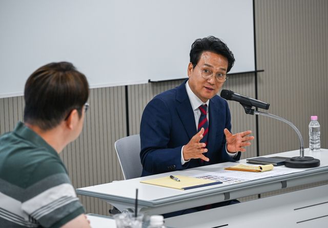 안민석 경기도교육감 당선인이 16일 오전 경기도교육청 조원청사에서 열린 '경기도교육청 출입기자단 공동인터뷰'에서 발언하고 있다. 윤원규기자