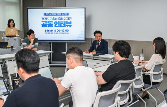 안민석 경기도교육감 당선인이 16일 오전 경기도교육청 조원청사에서 열린 '경기도교육청 출입기자단 공동인터뷰'에서 발언하고 있다. 윤원규기자