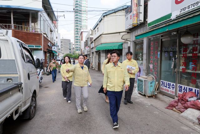 한대희 군포시장 당선인이 현장행보 첫 방문지로 산본1동 침수 취약지역을 찾아 관계자들과 현장 확인하고 있다. 군포시 제공