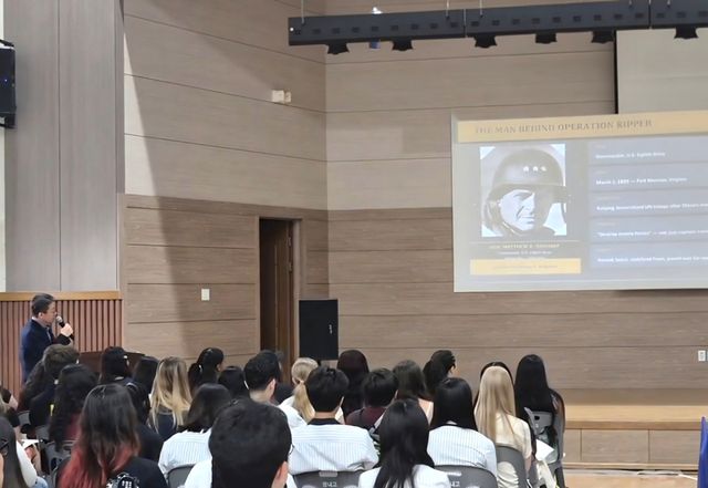 남양주시가 12일 평내고등학교에서 미국 고등학생 86명을 대상으로 찾아가는 보훈 교육을 운영했다. 남양주시 제공