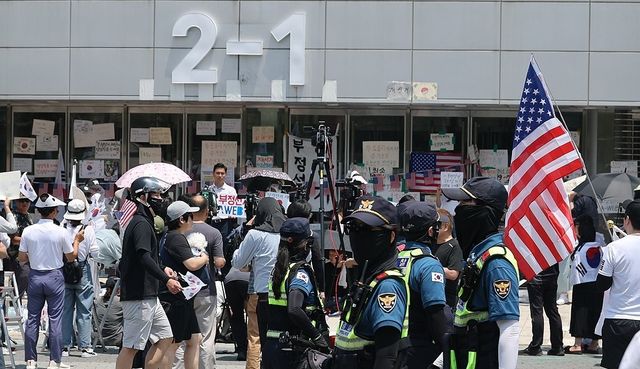 6·3지방선거 투표용지 부족 사태로 촉발된 잠실 개표소 봉쇄 시위가 12일째 이어진 16일 경찰들이 서울 송파구 올림픽공원 핸드볼경기장 앞에서 근무하고 있다. 연합뉴스