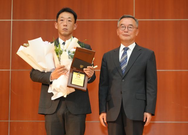 16일 경기아트센터 컨벤션홀에서 열린 ‘경기언론인클럽 창립 24주년·경기도언론인장학회 창립 37주년 기념행사’에서 경기언론인상을 수상한 조주현 차장(왼쪽)이 박현수 경기언론인클럽 이사장과 기념촬영을 하고 있다. 홍기웅 기자