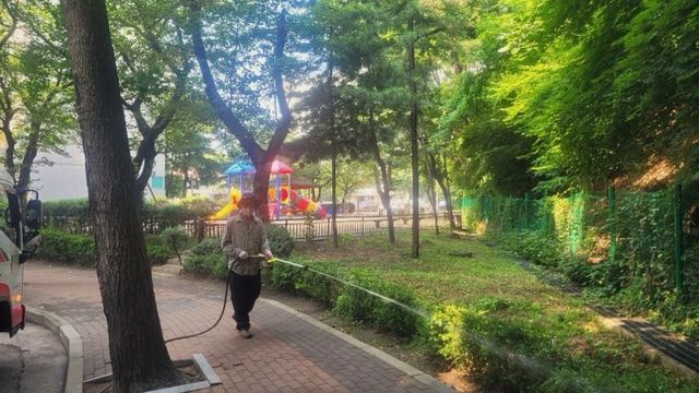 러브버그 다발 지역을 중심으로 방제 활동이 진행되고 있다. 광명시 제공