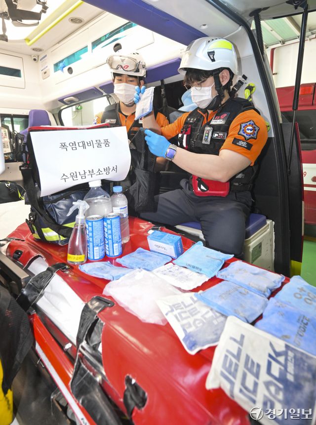 3일 오전 수원특례시 권선구 수원남부소방서 권선119안전센터에서 구급대원 정성혁 소방교, 장준서 소방사가 폭염 대비 물품을 점검하고 있다. 홍기웅기자