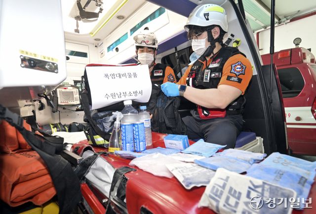 3일 오전 수원특례시 권선구 수원남부소방서 권선119안전센터에서 구급대원 정성혁 소방교, 장준서 소방사가 폭염 대비 물품을 점검하고 있다. 홍기웅기자