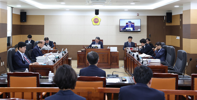 인천시의회 산업경제위원회가 16일 ‘환경교육의 활성화 및 지원에 관한 조례 일부개정조례(안)’을 심의 하고 있다. 인천시의회 제공