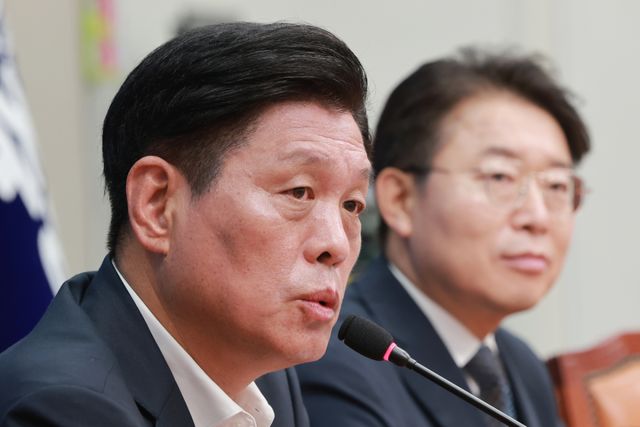 더불어민주당 조승래 사무총장이 14일 국회에서 전당대회 준비 상황 등 현안과 관련해 기자 간담회를 하고 있다. 연합뉴스