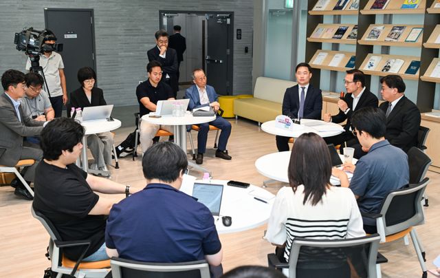 임태희 경기도교육감이 16일 오전 경기도교육청에서 '6·3 선거 관련 의혹 진상규명을 위한 요구' 기자간담회를 열고 중앙선거관리위원회에 선거 소청을 제기하기로 했다고 밝히고 있다. 윤원규기자