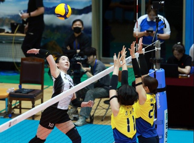 수원시청의 고민지(왼쪽)가 16일 충북 단양군체육관에서 열린 2026 한국실업배구연맹 &amp; 프로배구 퓨처스 챔프전 여자부 결승 수원 현대건설전에서 스파이크를 시도하고 있다. 한국실업배구연맹 제공