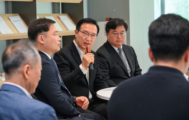 임태희 경기도교육감이 16일 오전 경기도교육청에서 '6·3 선거 관련 의혹 진상규명을 위한 요구' 기자간담회를 열고 중앙선거관리위원회에 선거 소청을 제기하기로 했다고 밝히고 있다. 윤원규기자