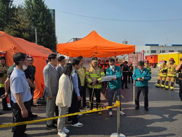 16일 인천 서구 기계제조 공장 화재 현장을 찾아 사고 수습과 신속한 피해지원을 약속하고 있다. 박 당선인 제공