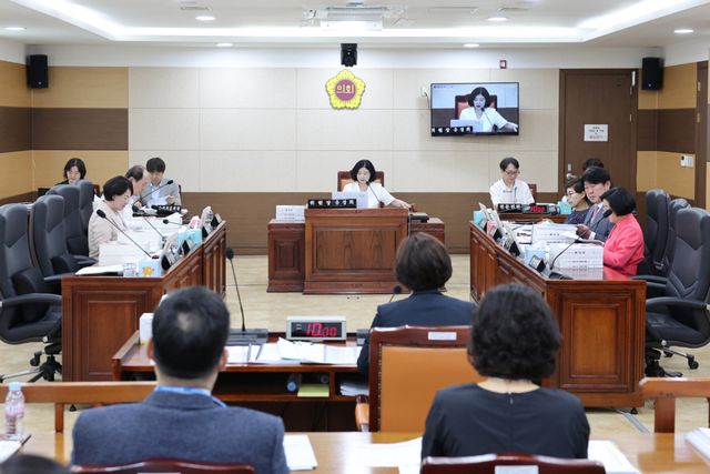 인천시의회 문화복지위원회가 16일 ‘2025회계연도 보건복지국 소관 결산’ 심사를 하고 있다. 인천시의회 제공