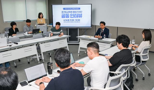 안민석 경기도교육감 당선인이 16일 오전 경기도교육청 조원청사에서 열린 '경기도교육청 출입기자단 공동인터뷰'에서 발언하고 있다. 윤원규기자