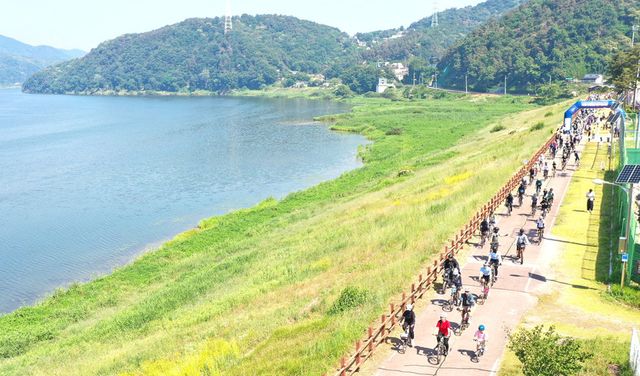 남한강변 배경의 자전거퍼레이드 전경. 양평군 제공