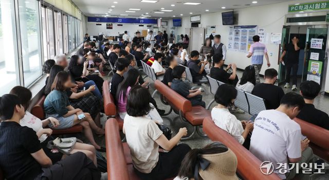 수도권 대학들이 속속 여름방학에 들어가면서 자동차 운전면허시험 응시자들이 늘고 있다. 17일 오후 한국도로교통공단 용인운전면허시험장이 운전면허를 취득하려는 시민들로 붐비고 있다. 홍기웅기자