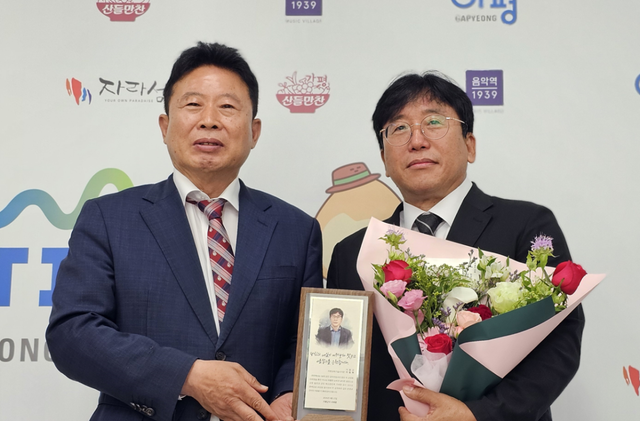 16일 이용복 건설도시국장(오른쪽)이 서태원 가평군수로부터 명예퇴임 공로패를 받은 후 기념촬영을 하고 있다. 손지영기자