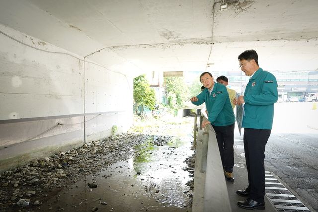 광주시가 여름철 집중호우와 태풍에 대비해 저수지와 지하차도 등 재난취약시설에 대한 현장점검을 실시하며 풍수해 대응태세 점검에 나섰다.