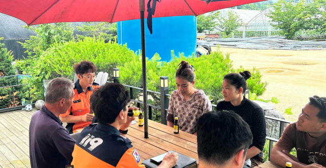 임찬모 포천소방서장이 영북면 농가를 찾아 외국인 계절근로자 숙소와 작업장의 화재 예방 실태를 점검하고 있다. 포천소방서 제공