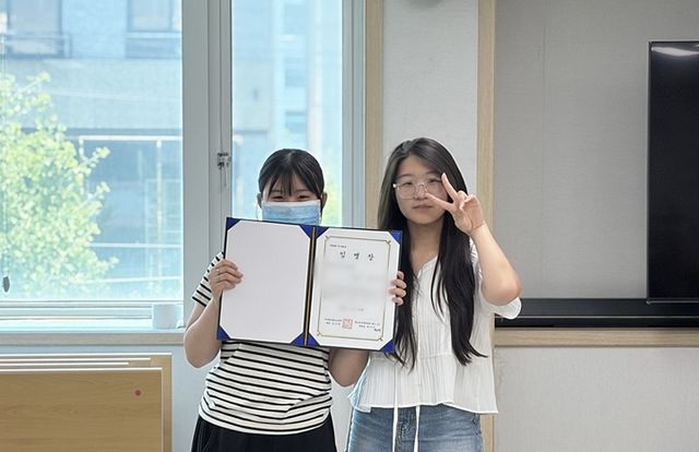 미추홀구청소년센터가 최근 센터 소강당에서 ‘제1대 청소년관장 취임식’을 열고 이지안 학생(학익여고 1)을 제1대 청소년관장으로 공식 임명했다. 미추홀청소년센터 제공