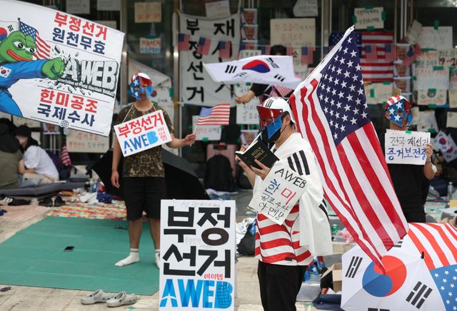 6·3 지방선거 투표용지 부족 사태로 시작한 서울 송파구 올림픽공원 핸드볼경기장 일대 '개표소 봉쇄 시위'가 이어지는 가운데 지난 17일 참가자들이 게이트 앞에서 구호를 외치고 있다. 연합뉴스
