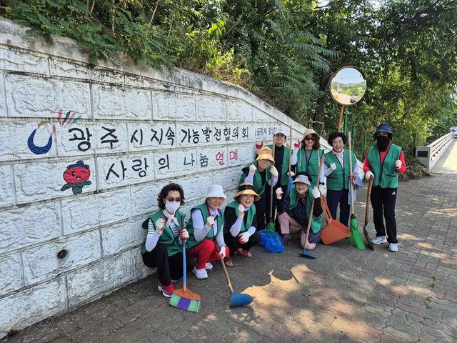 광주시지속가능발전협의회 공동체활성화분과위원회는 16일 환경정화 활동과 벽화 상태 점검을 실시했다. 광주시 제공