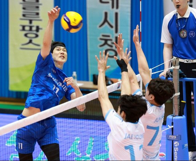 화성특례시청의 이현승(왼쪽)이 16일 열린 ‘2026 한국실업배구연맹&amp;프로배구 퓨처스 챔프전’ 남자부 결승 인천 대한항공전서 스파이크를 시도하고 있다. 한국실업배구연맹 제공